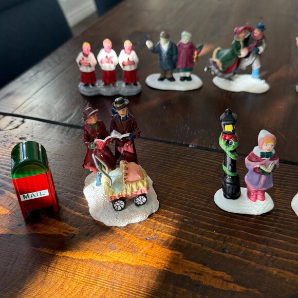 Christmas Village Figurines & Accessories - Picture 10 of 10